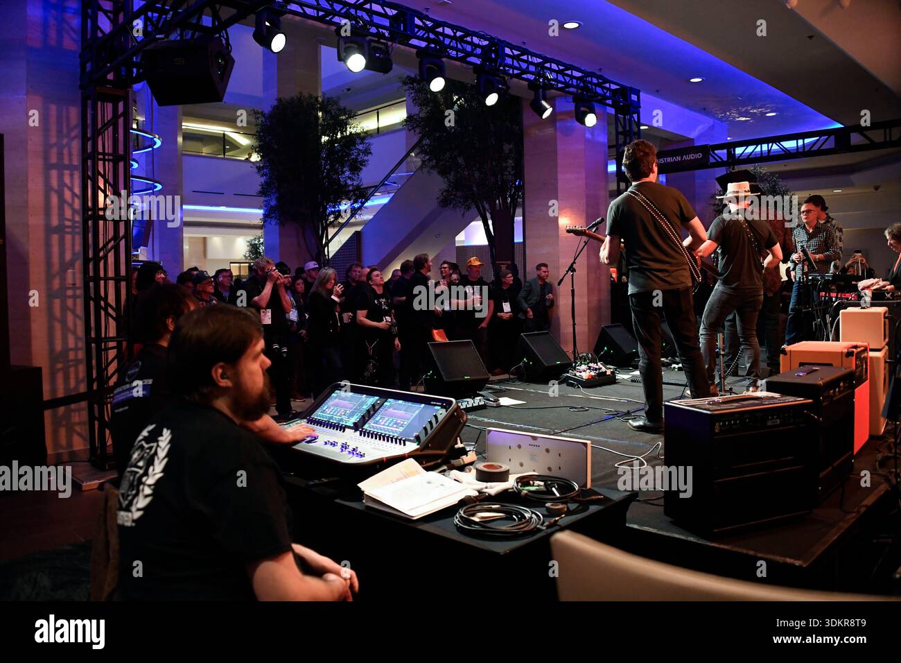 24 gennaio 2026, Anaheim, CA, Stati Uniti: Anaheim CA. 24 gennaio 2026. Il Winter NAMM Show di Anaheim è la worldâ più grande fiera musicâ settore in cui produttori, rivenditori, artisti e media si riuniscono per lanciare attrezzature, fare rete e partecipare a concerti e sessioni di formazione. più di 4.000 marchi e più di 90â paesi hanno rappresentato negli ultimi anni, lanciando nuovi strumenti, apparecchiature audio proâ e prodotti tecnologici musicâ. (Immagine di credito: © Dave Safley/ZUMA Press Wire) SOLO PER USO EDITORIALE! Non per USO commerciale! Foto Stock