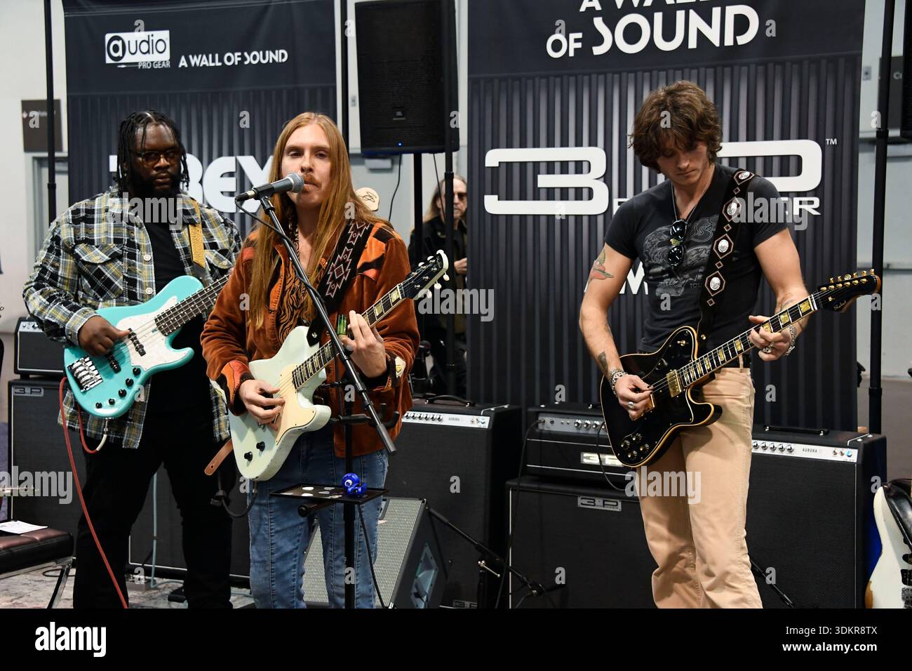 24 gennaio 2026, Anaheim, CA, Stati Uniti: Anaheim CA. 24 gennaio 2026. Il Winter NAMM Show di Anaheim è la worldâ più grande fiera musicâ settore in cui produttori, rivenditori, artisti e media si riuniscono per lanciare attrezzature, fare rete e partecipare a concerti e sessioni di formazione. più di 4.000 marchi e più di 90â paesi hanno rappresentato negli ultimi anni, lanciando nuovi strumenti, apparecchiature audio proâ e prodotti tecnologici musicâ. (Immagine di credito: © Dave Safley/ZUMA Press Wire) SOLO PER USO EDITORIALE! Non per USO commerciale! Foto Stock