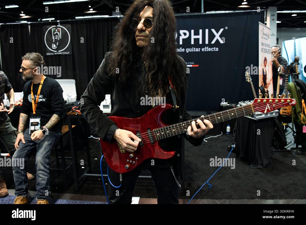 24 gennaio 2026, Anaheim, CA, Stati Uniti: Anaheim CA. 24 gennaio 2026. Il Winter NAMM Show di Anaheim è la worldâ più grande fiera musicâ settore in cui produttori, rivenditori, artisti e media si riuniscono per lanciare attrezzature, fare rete e partecipare a concerti e sessioni di formazione. più di 4.000 marchi e più di 90â paesi hanno rappresentato negli ultimi anni, lanciando nuovi strumenti, apparecchiature audio proâ e prodotti tecnologici musicâ. (Immagine di credito: © Dave Safley/ZUMA Press Wire) SOLO PER USO EDITORIALE! Non per USO commerciale! Foto Stock