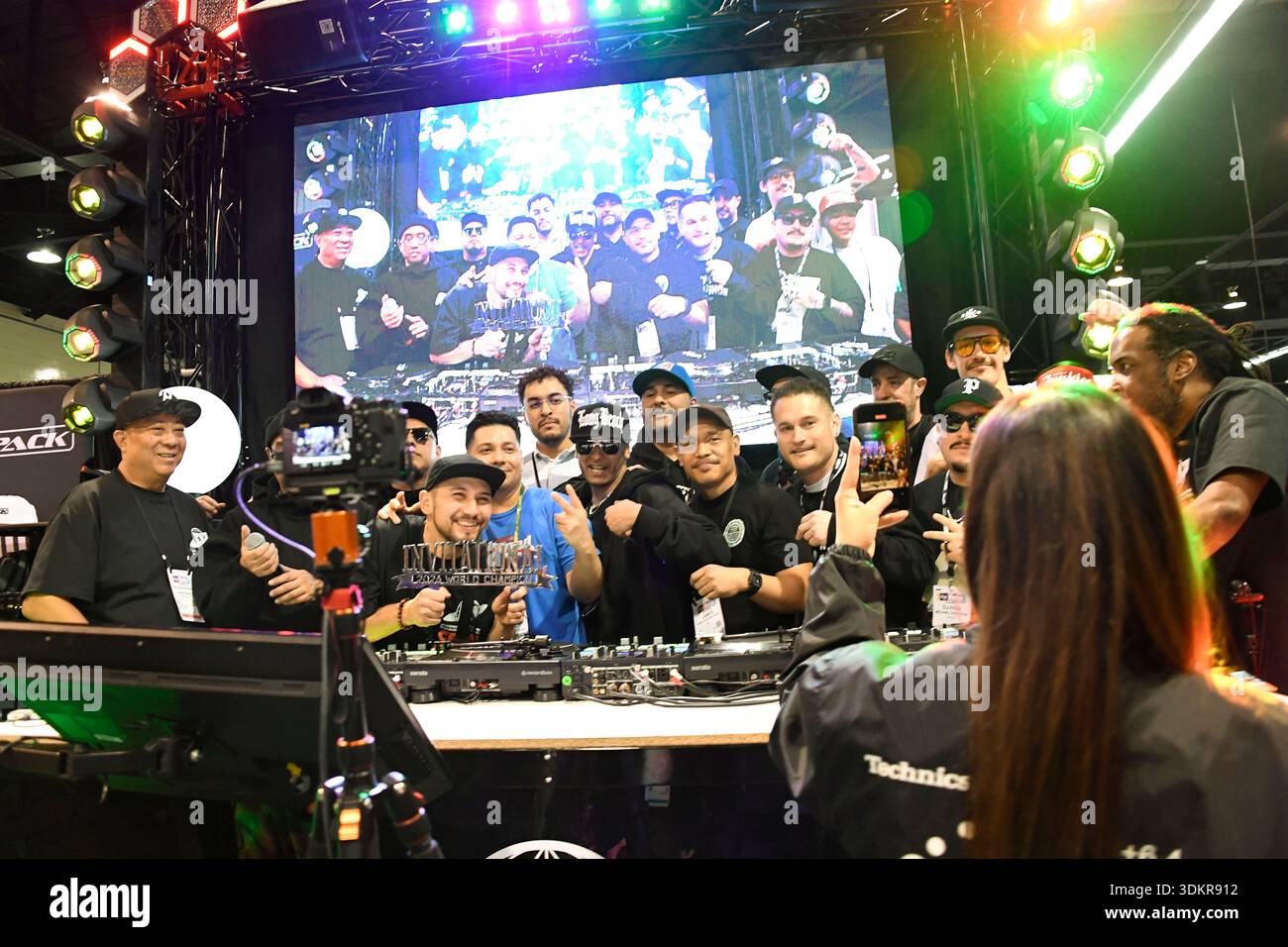 24 gennaio 2026, Anaheim, CA, Stati Uniti: Anaheim CA. 24 gennaio 2026. Il Winter NAMM Show di Anaheim è la worldâ più grande fiera musicâ settore in cui produttori, rivenditori, artisti e media si riuniscono per lanciare attrezzature, fare rete e partecipare a concerti e sessioni di formazione. più di 4.000 marchi e più di 90â paesi hanno rappresentato negli ultimi anni, lanciando nuovi strumenti, apparecchiature audio proâ e prodotti tecnologici musicâ. (Immagine di credito: © Dave Safley/ZUMA Press Wire) SOLO PER USO EDITORIALE! Non per USO commerciale! Foto Stock