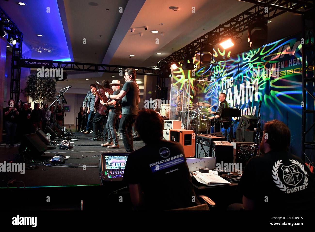 24 gennaio 2026, Anaheim, CA, Stati Uniti: Anaheim CA. 24 gennaio 2026. Il Winter NAMM Show di Anaheim è la worldâ più grande fiera musicâ settore in cui produttori, rivenditori, artisti e media si riuniscono per lanciare attrezzature, fare rete e partecipare a concerti e sessioni di formazione. più di 4.000 marchi e più di 90â paesi hanno rappresentato negli ultimi anni, lanciando nuovi strumenti, apparecchiature audio proâ e prodotti tecnologici musicâ. (Immagine di credito: © Dave Safley/ZUMA Press Wire) SOLO PER USO EDITORIALE! Non per USO commerciale! Foto Stock