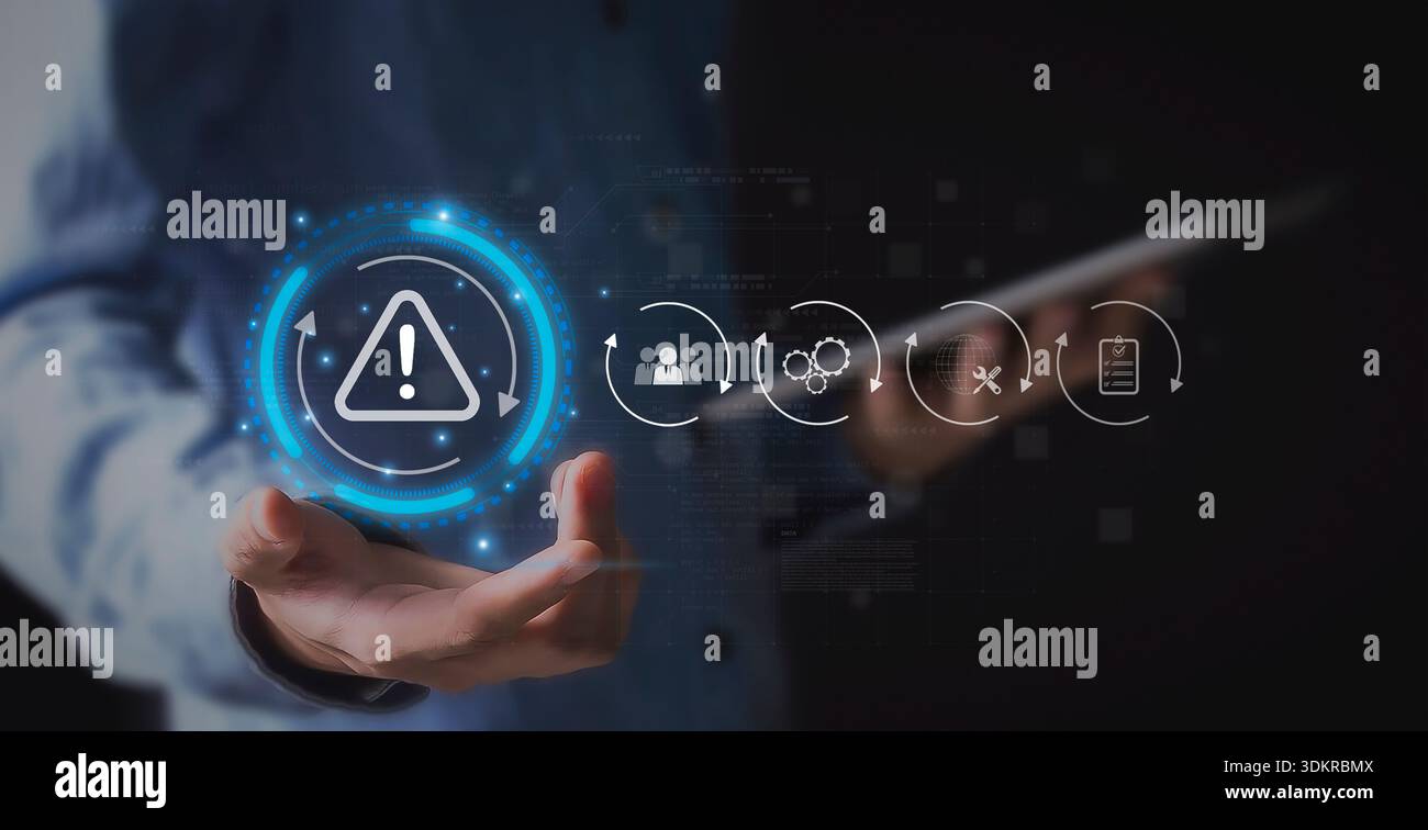 Gestione degli incidenti del concetto aziendale, l'uomo d'affari utilizza la tecnologia Gestione degli incidenti comunicazione digitale che enfatizza la riduzione dei rischi Foto Stock