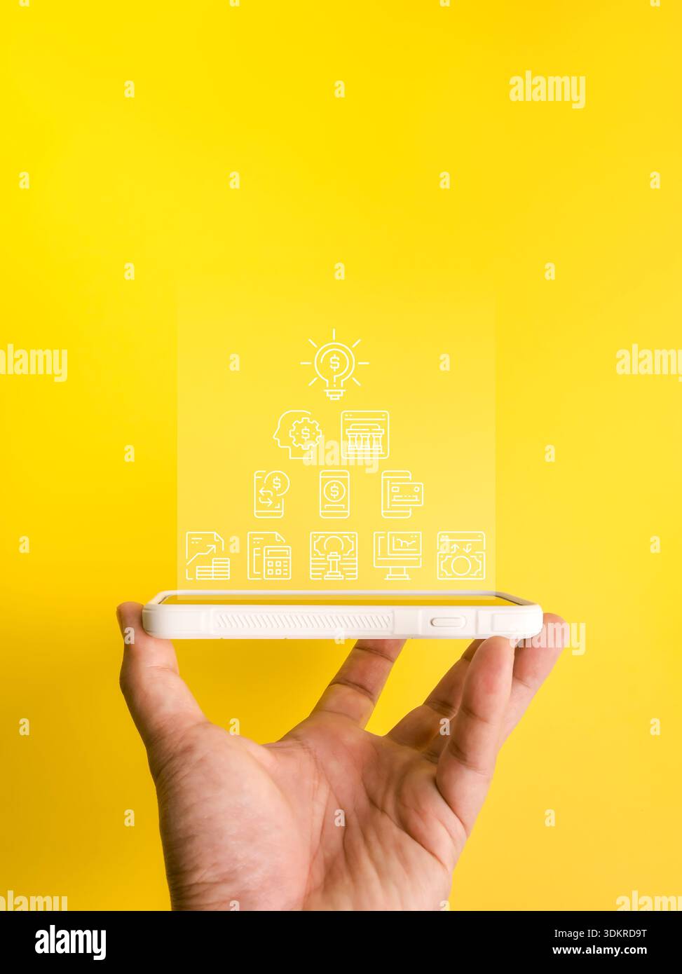 Smartphone con icone finanziarie con ologramma, simbolo della finanza personale, gestione del denaro, pianificazione del budget, digital banking, e una pinna intelligente Foto Stock