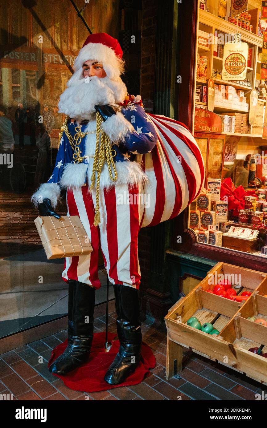 Uno storico Babbo Natale a tema americano espone un manichino in un museo di Grand Rapids, Michigan, Stati Uniti. Foto Stock