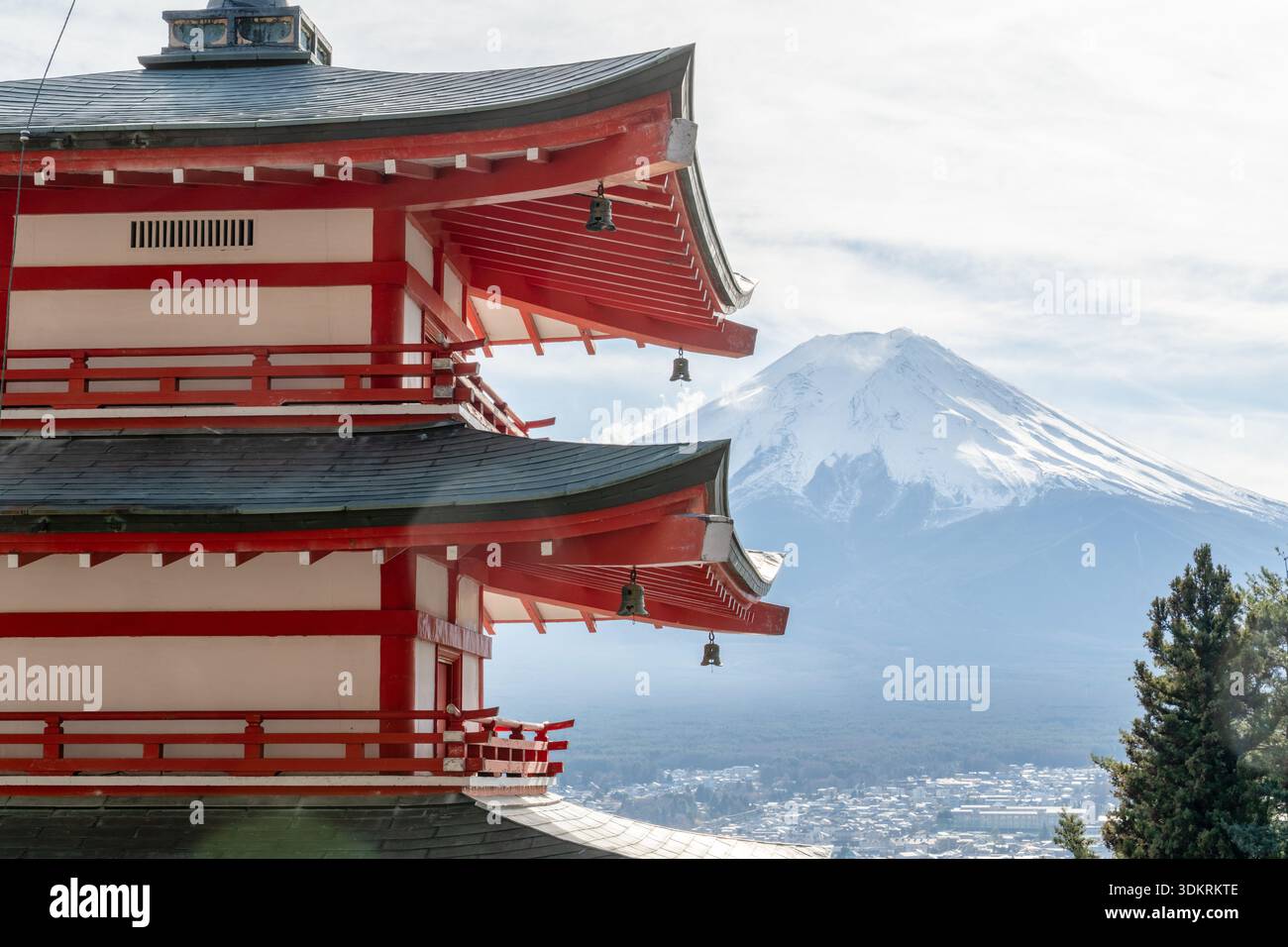 Pagoda di Chureito con il Monte Fuji sullo sfondo, iconica destinazione di viaggio in Giappone, turismo invernale, paesaggio Foto Stock