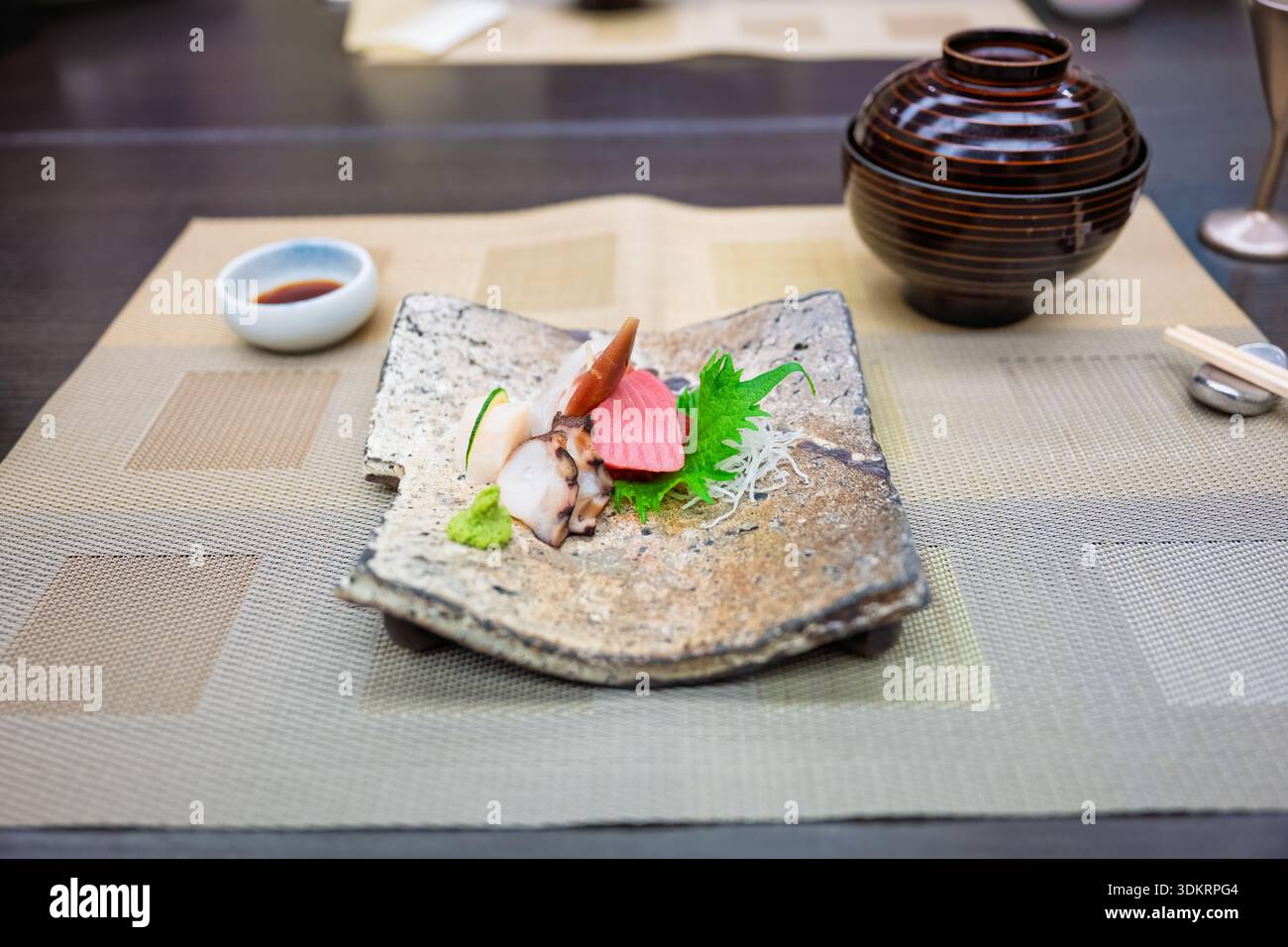 Tradizionale pasto Giapponese, cena Kaiseki in Ryokan, semplice cucina asiatica Foto Stock