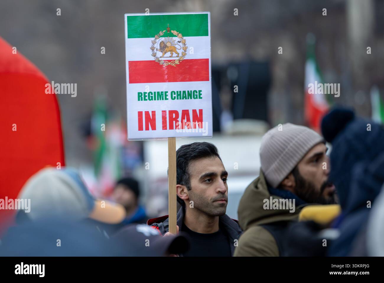 Manifestante con un cartello “cambio di regime in Iran” durante una manifestazione anti-regime a Francoforte sul meno, in Germania, il 31 gennaio 2026. Foto Stock