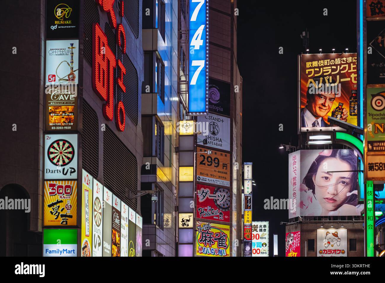 Shinjuku, Tokyo, Giappone - dicembre 2025: Luci al neon e folle, vita notturna di Shinjuku, popolare quartiere turistico di intrattenimento, viaggi in Giappone Foto Stock