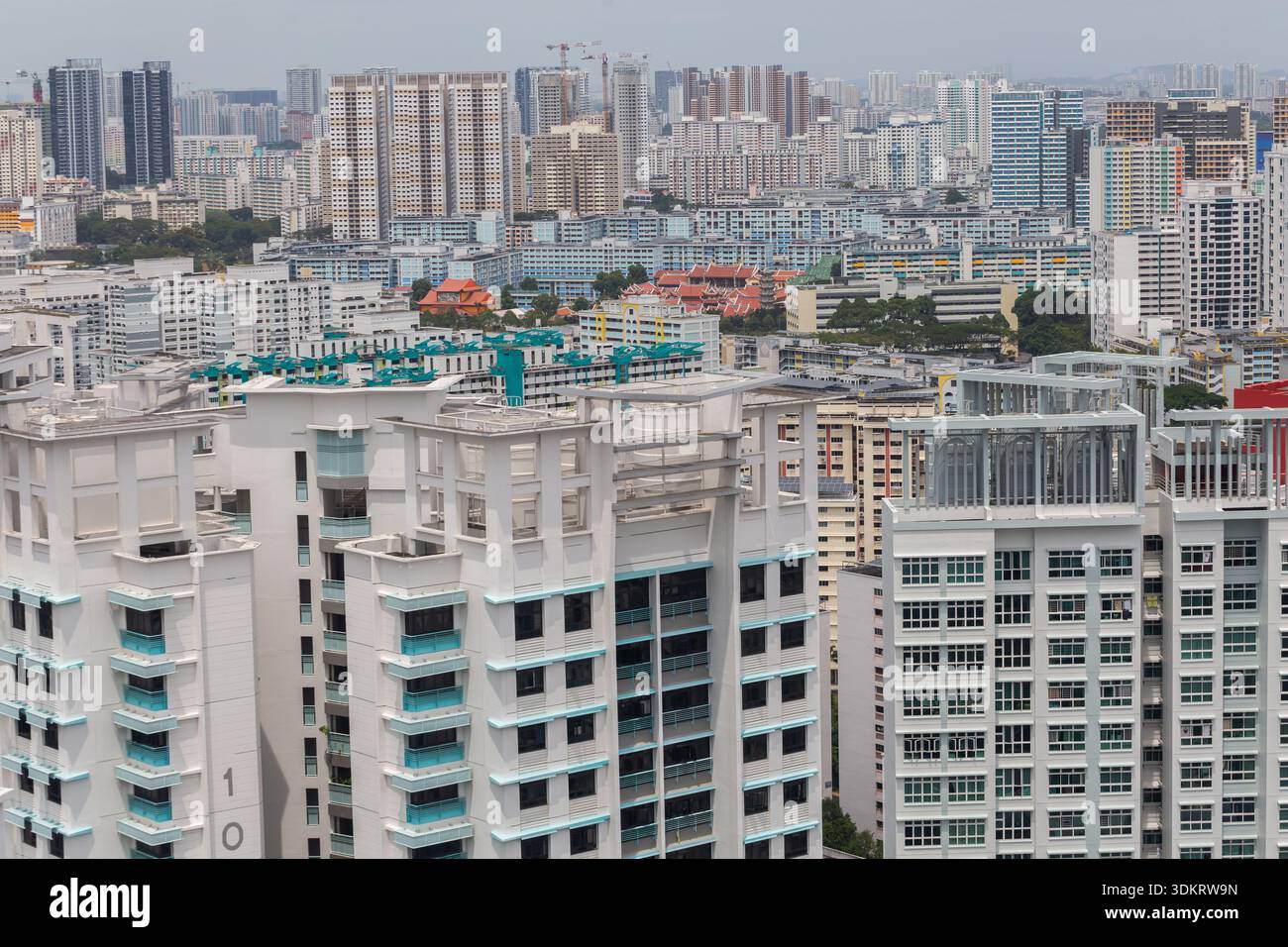 Lo skyline di Singapore è pieno di edifici pubblici costruiti dal governo. Foto Stock