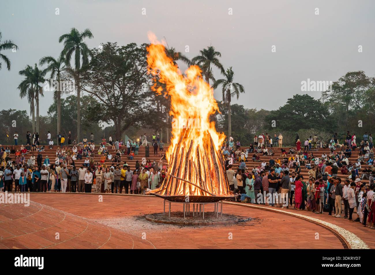 AUROVILLE, INDIA - 28 febbraio 2025 - compleanno di Auroville celebrato con una meditazione all'anfiteatro Matrimandir Foto Stock
