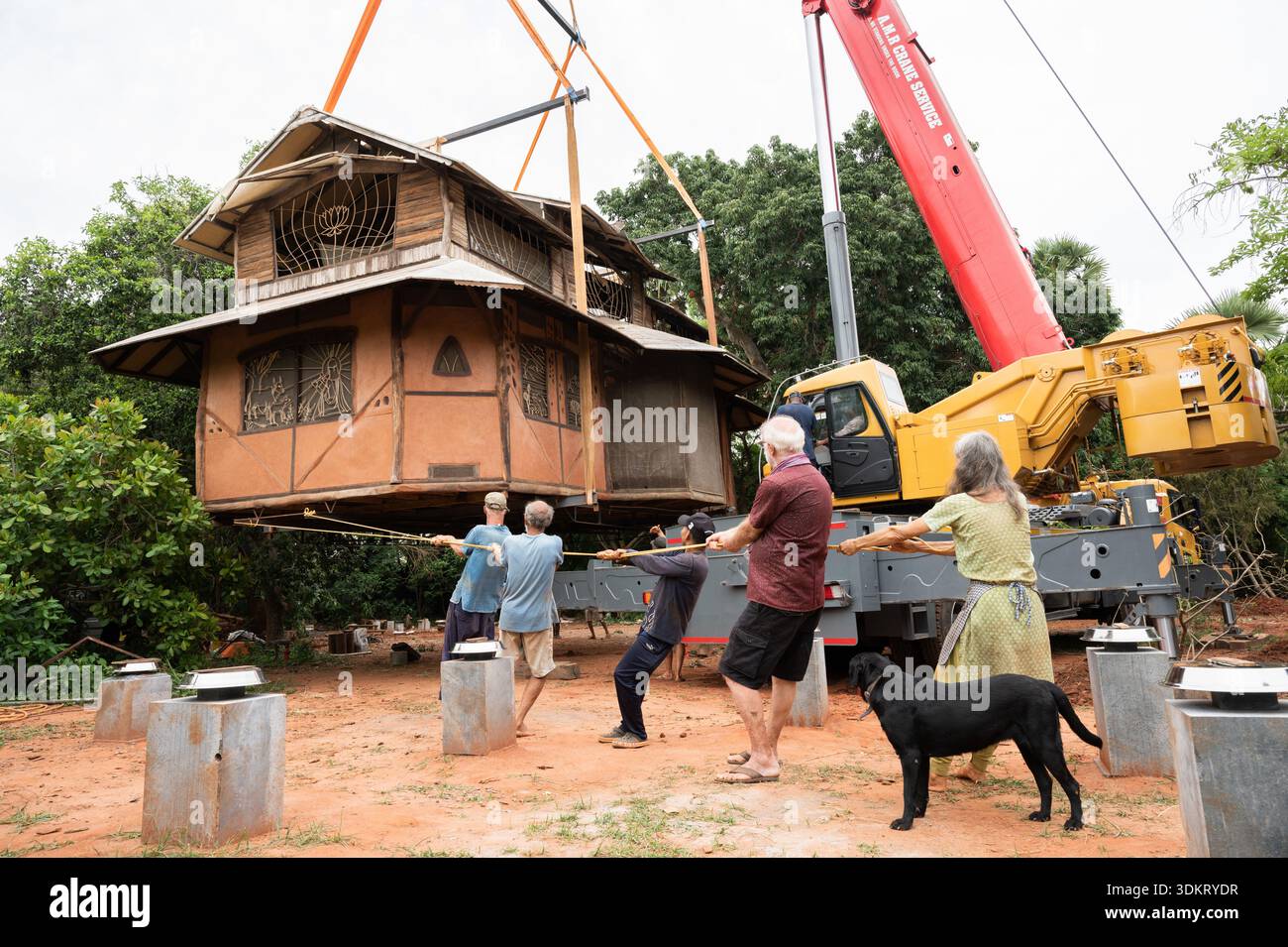 TAMIL NADU, INDIA - luglio 2025 - spostamento di una casa nella terra di Auroville Foto Stock