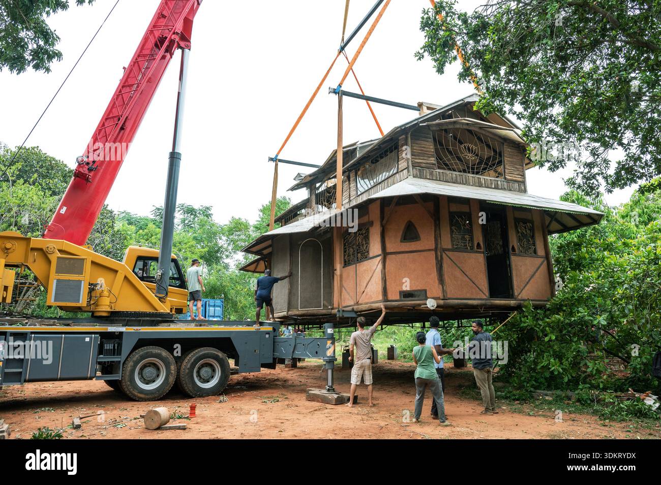 TAMIL NADU, INDIA - luglio 2025 - spostamento di una casa nella terra di Auroville Foto Stock