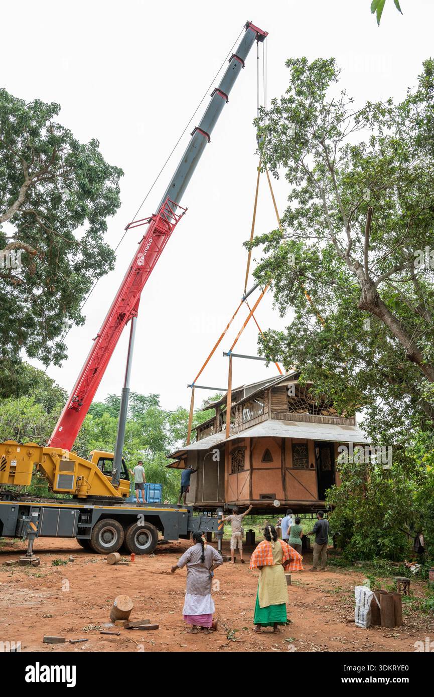 TAMIL NADU, INDIA - luglio 2025 - spostamento di una casa nella terra di Auroville Foto Stock