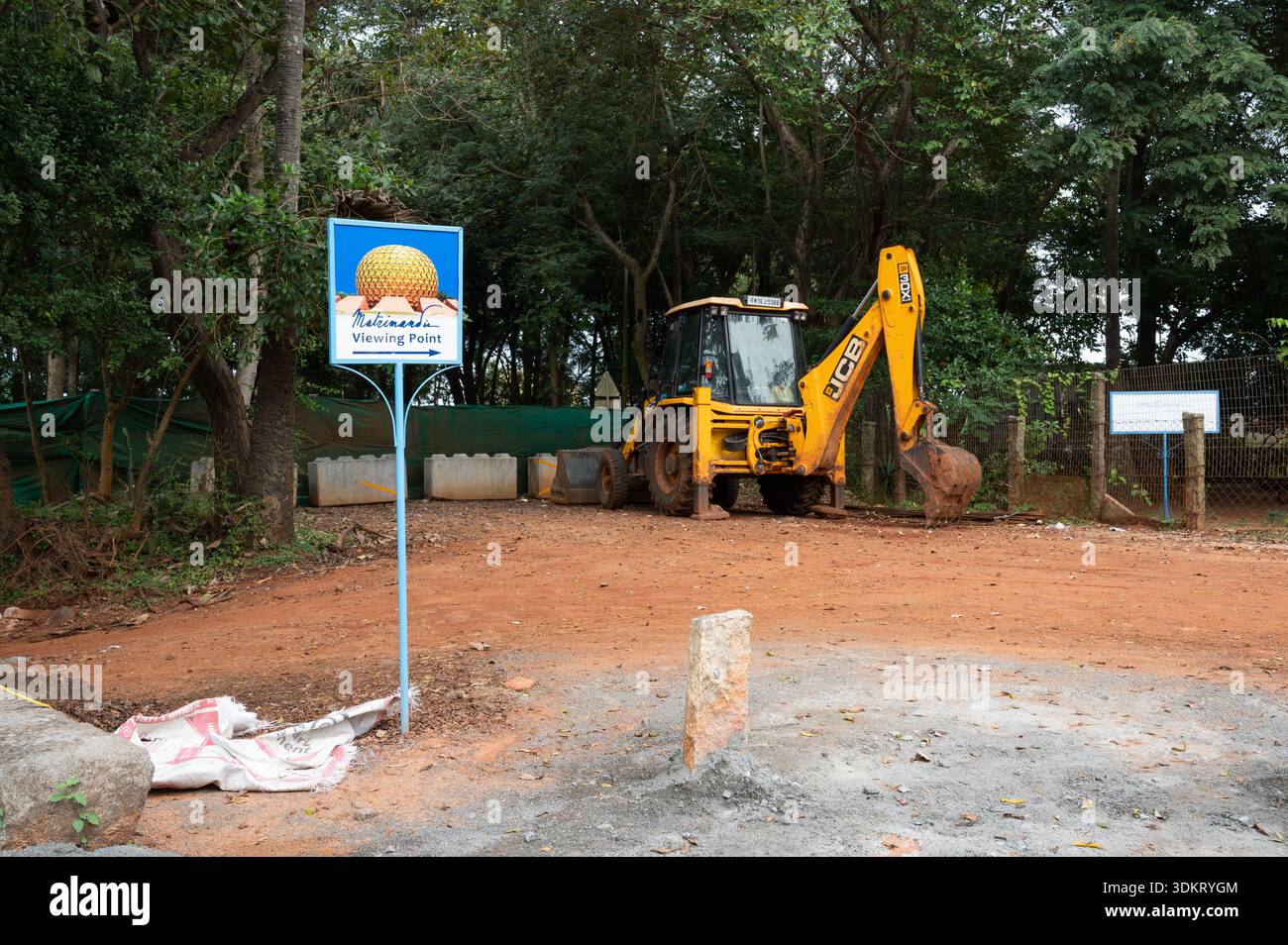 Auroville, India - gennaio 2026 - il percorso per i turisti che visitano il punto panoramico di Matrimandir Foto Stock