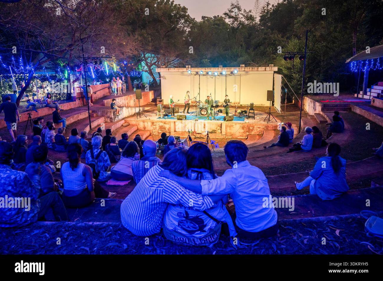 AUROVILLE, INDIA - gennaio 2026 - 9° Auroville Film Festival. Concerto all'anfiteatro Kalabhumi Foto Stock