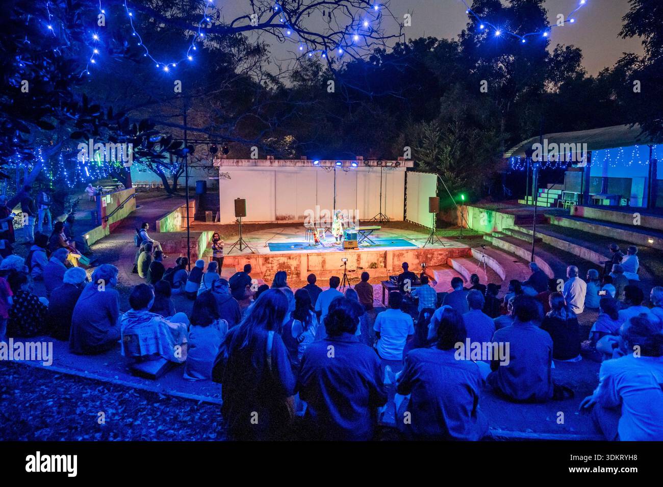 AUROVILLE, INDIA - gennaio 2026 - 9° Auroville Film Festival. Concerto all'anfiteatro Kalabhumi Foto Stock