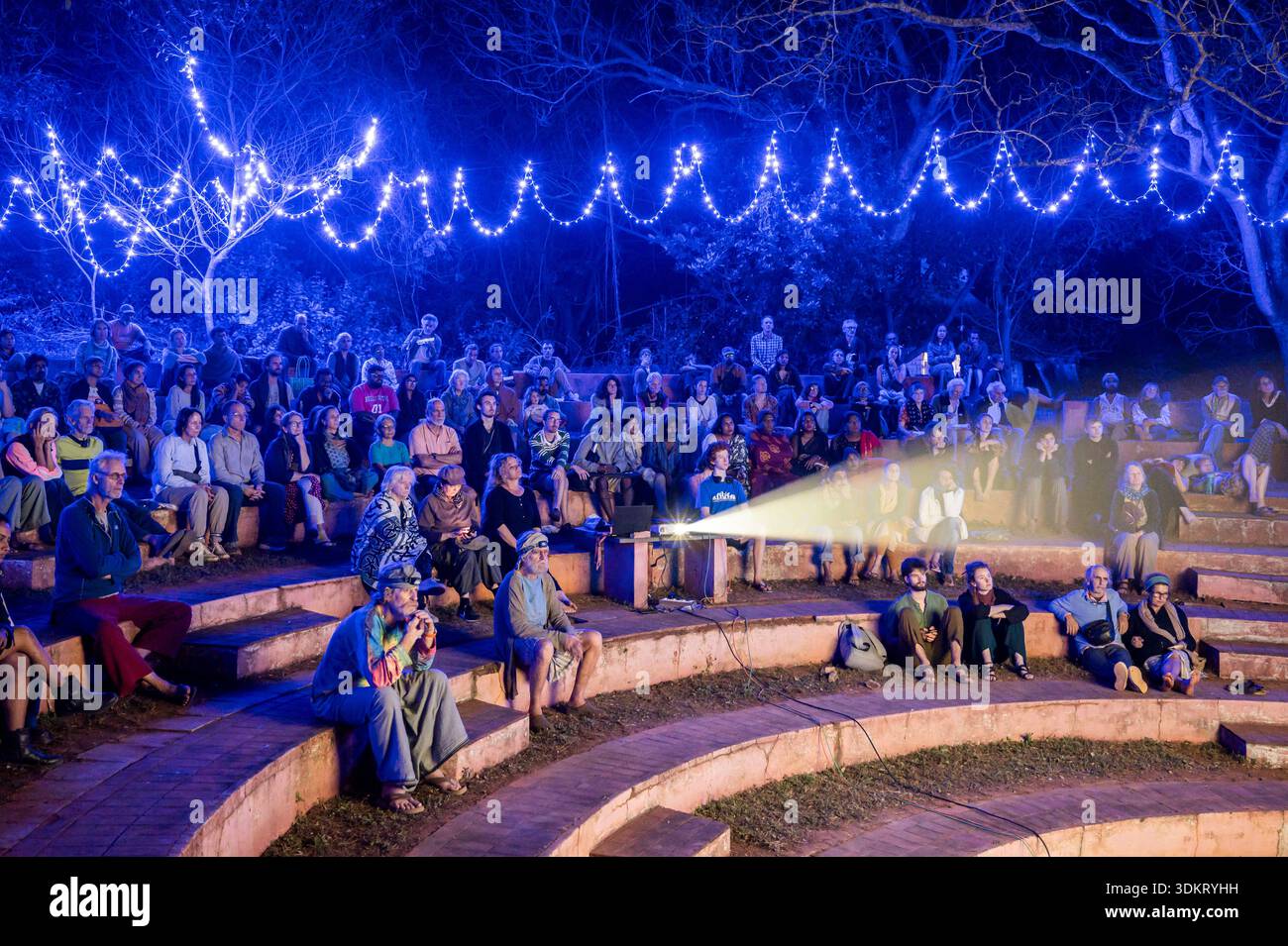 AUROVILLE, INDIA - gennaio 2026 - 9° Auroville Film Festival. Sceening all'anfiteatro Kalabhumi Foto Stock