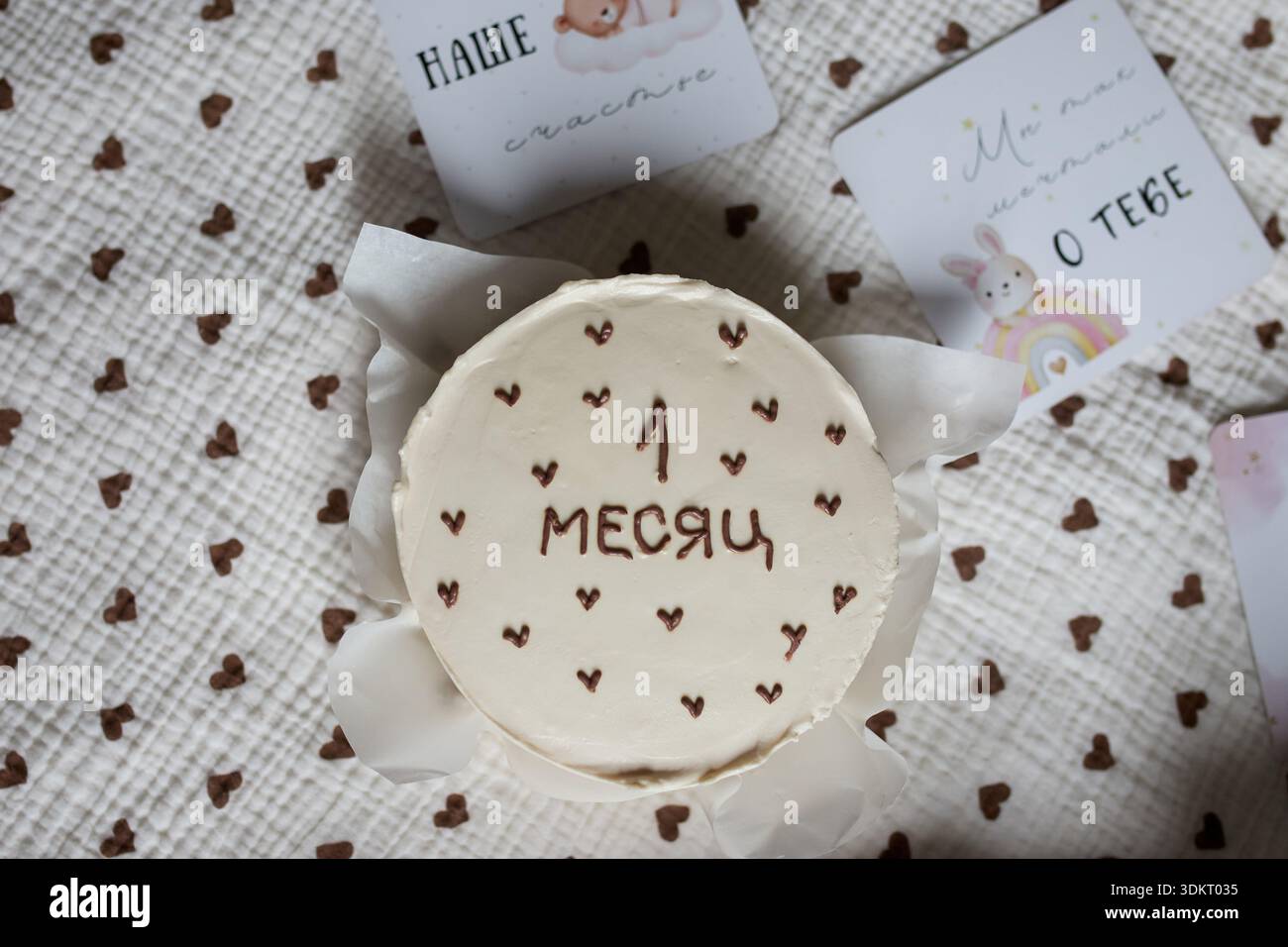 Torta di un mese per un neonato con accessori per bambini Foto Stock