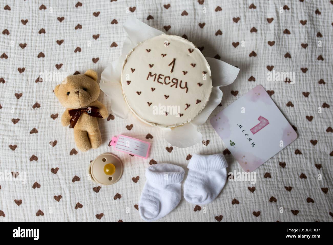 Torta di un mese per un neonato con accessori per bambini Foto Stock