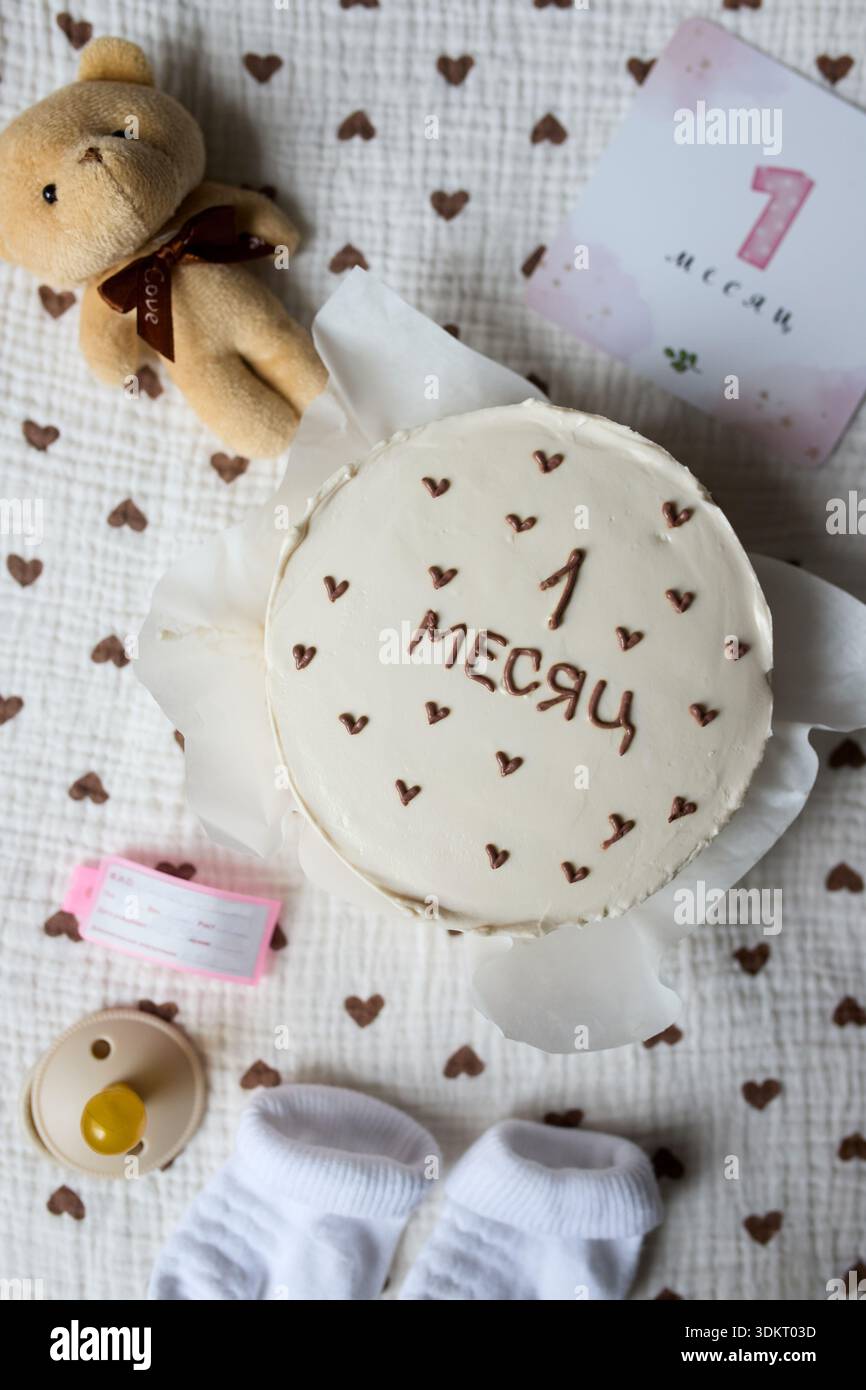Torta di un mese per un neonato con accessori per bambini Foto Stock