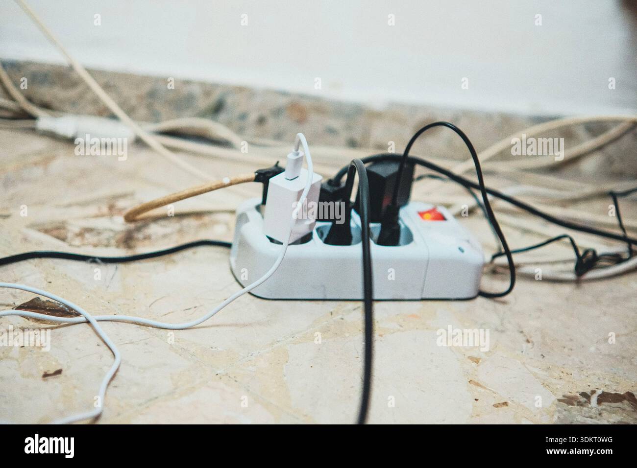 Ciabatte elettriche con vari fili collegati Foto Stock