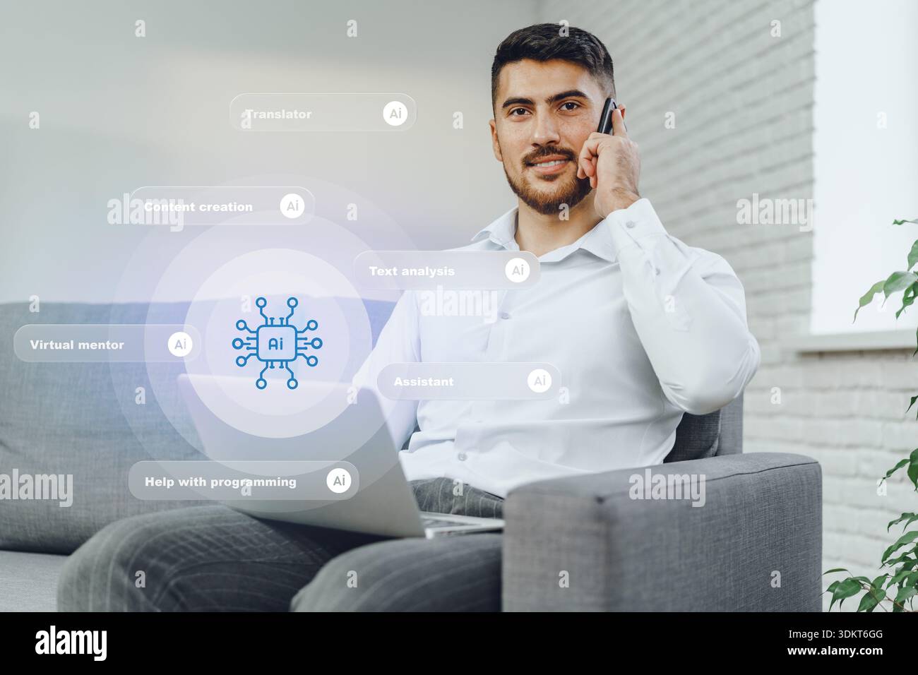 Uomo che utilizza lo smartphone per l'assistenza virtuale con strumenti di intelligenza artificiale in ambienti interni Foto Stock