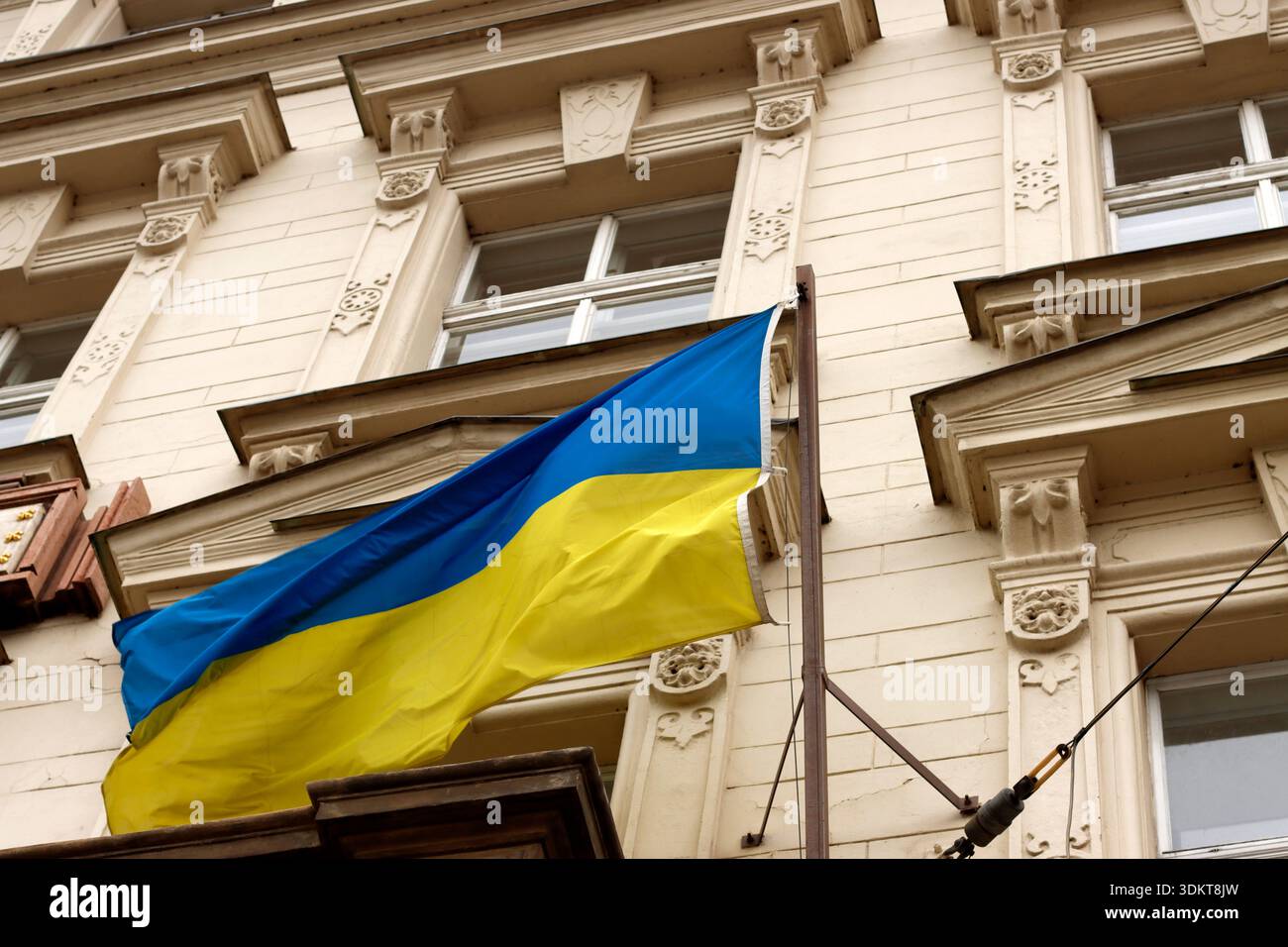 Bandiera dell'Ucraina in un edificio Foto Stock