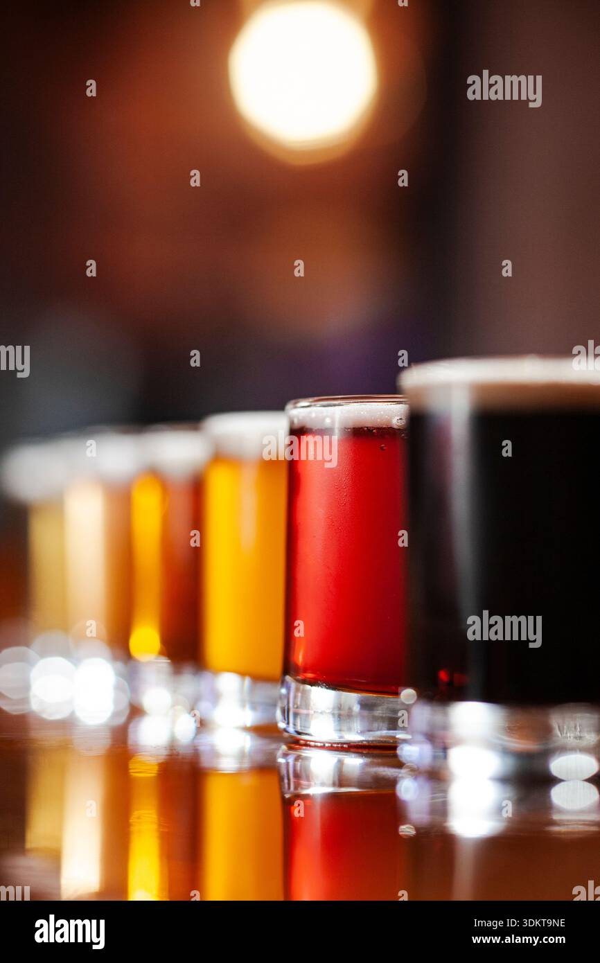 Fila di campioni di diversi focus selettivi della birra Foto Stock