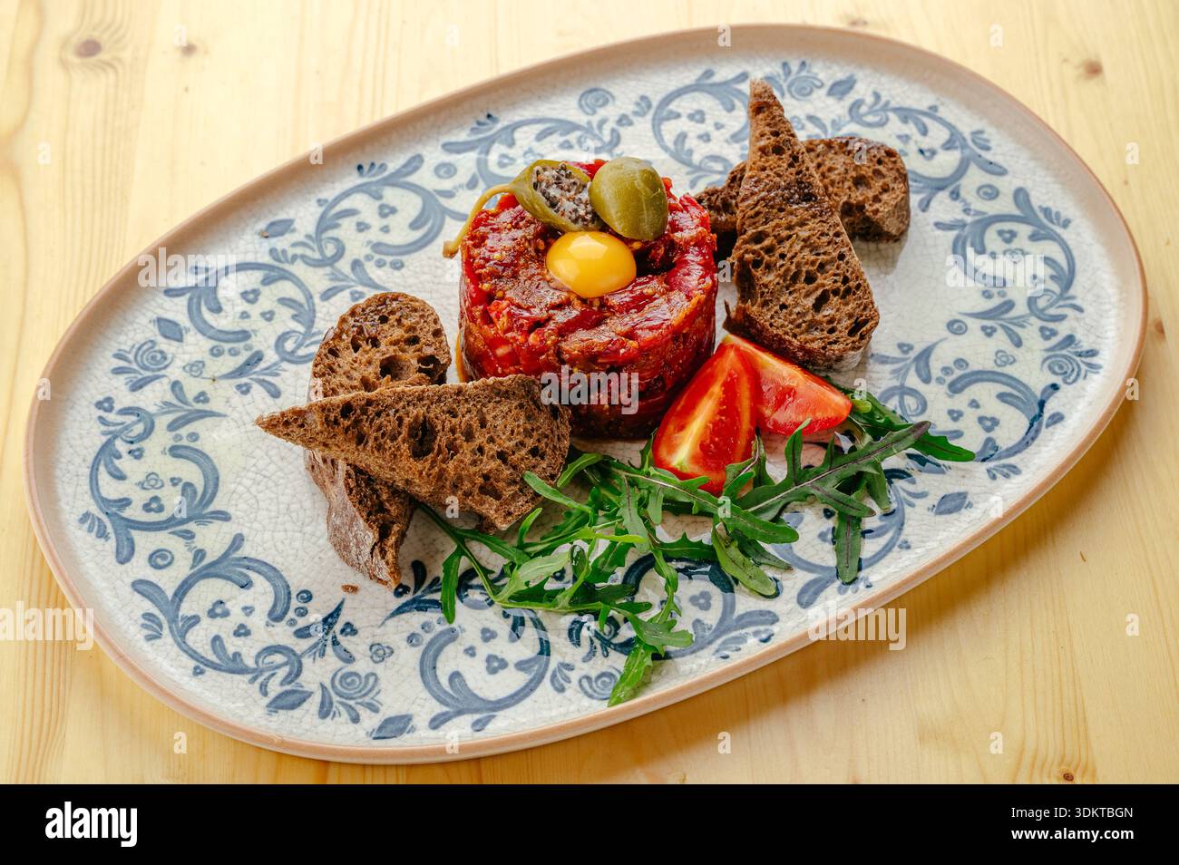 tartare di manzo con crostini e pomodori Foto Stock