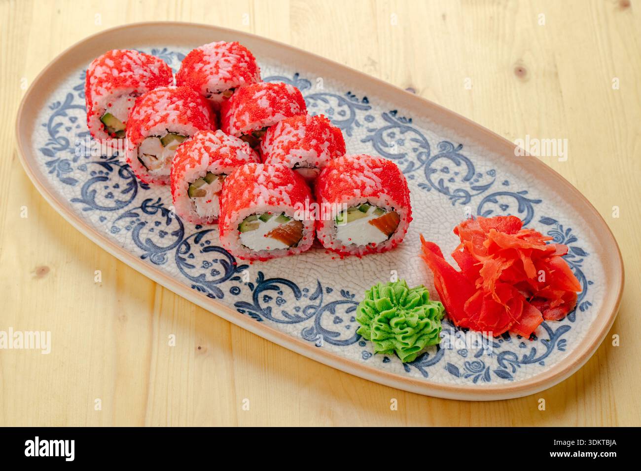 Involtino californiano con salmone e formaggio spalmabile Foto Stock