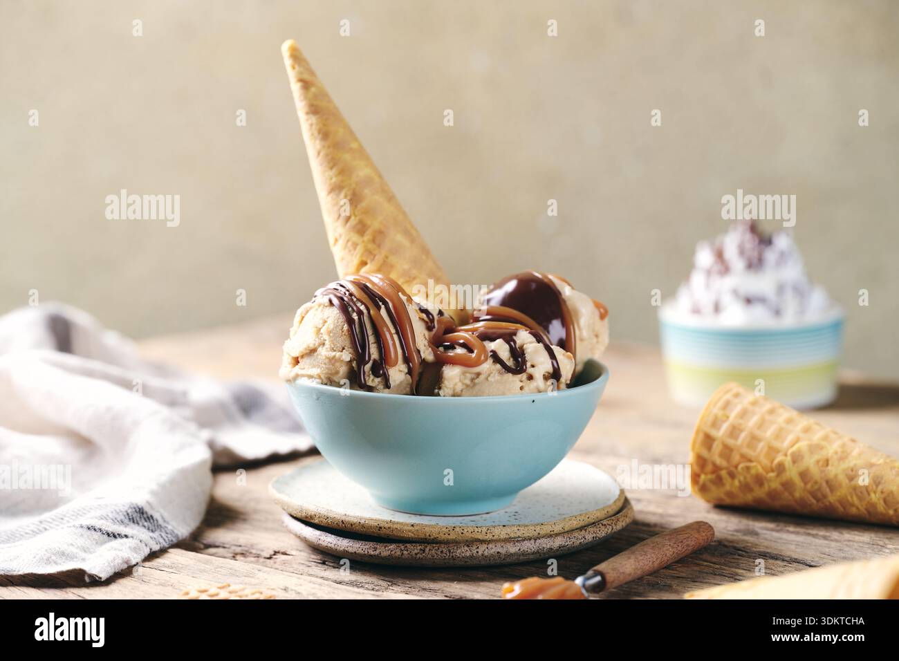 Gelato al cioccolato in ciotola blu Foto Stock