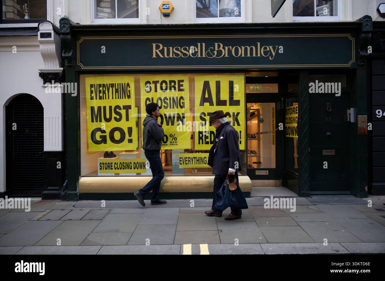 Russell & Bromley's Jermyn Street si trova tra i 33 negozi a rischio di chiusura dopo che il marchio è caduto in amministrazione controllata ed è stato venduto a NEXT, gennaio '26. Foto Stock