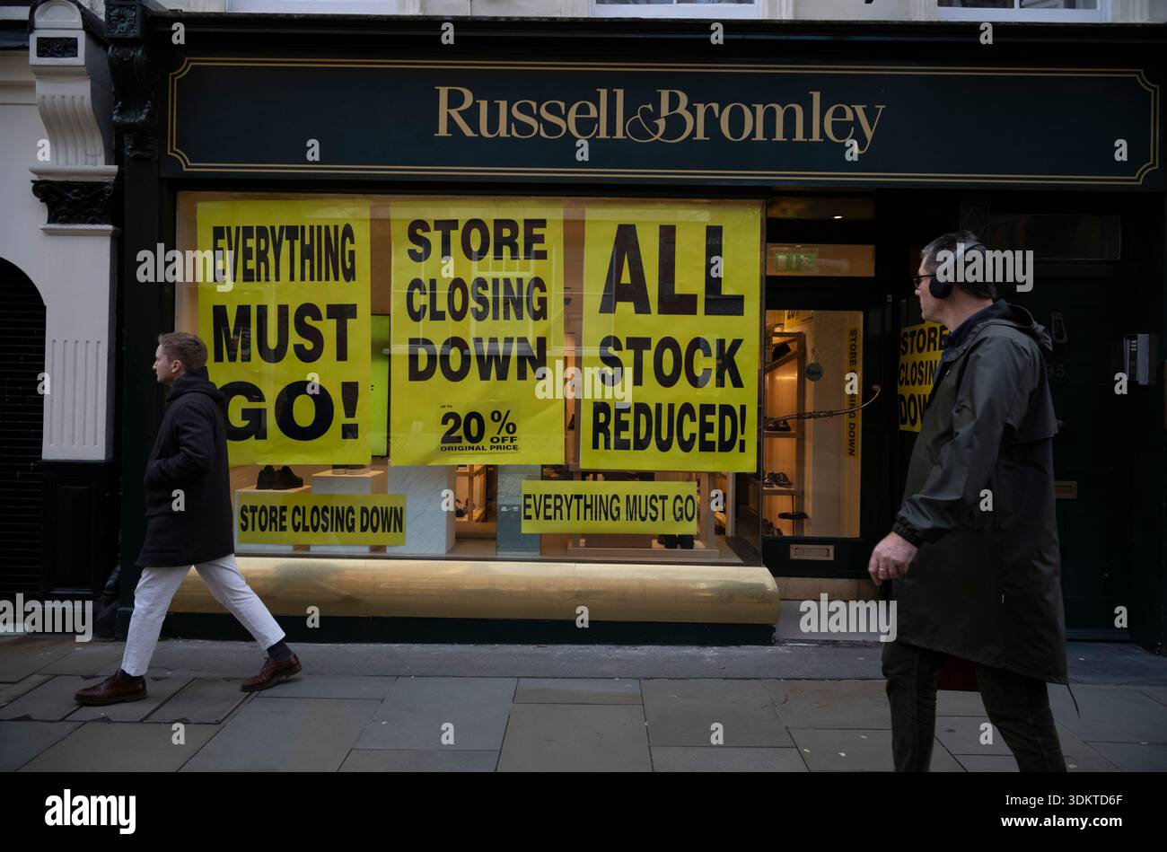 Russell & Bromley's Jermyn Street si trova tra i 33 negozi a rischio di chiusura dopo che il marchio è caduto in amministrazione controllata ed è stato venduto a NEXT, gennaio '26. Foto Stock