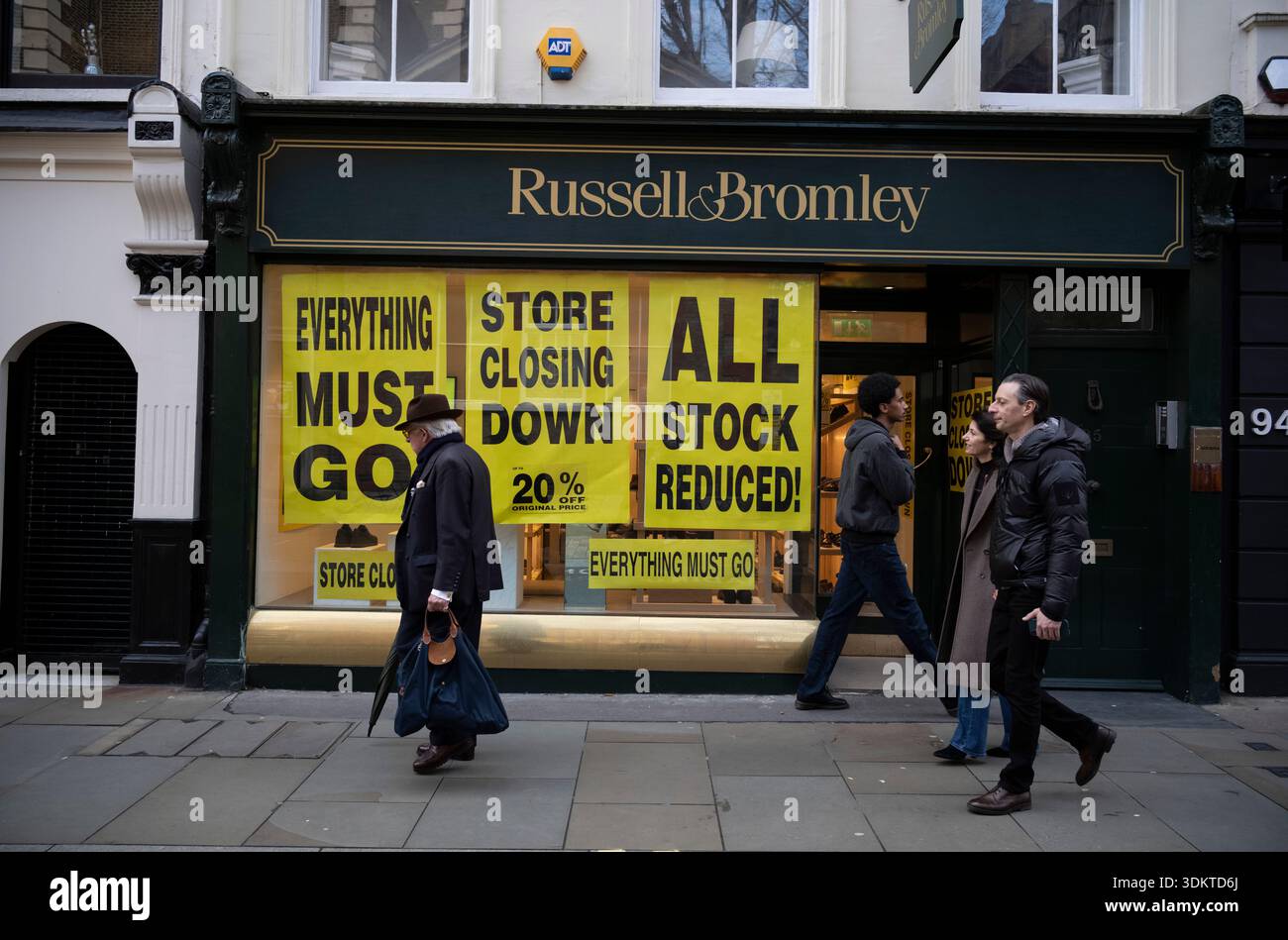 Russell & Bromley's Jermyn Street si trova tra i 33 negozi a rischio di chiusura dopo che il marchio è caduto in amministrazione controllata ed è stato venduto a NEXT, gennaio '26. Foto Stock