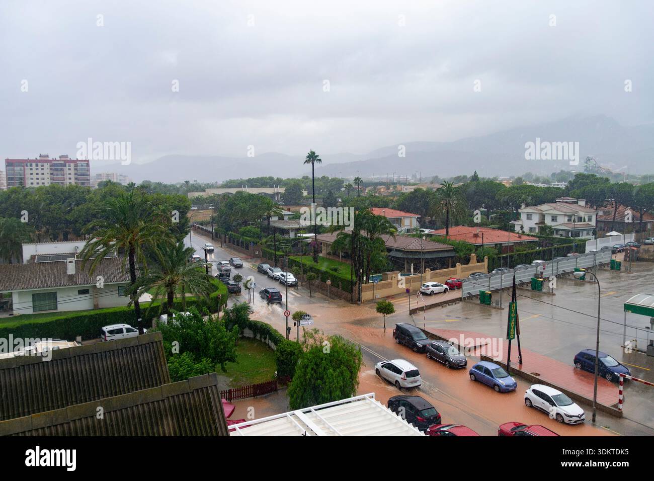 Strade urbane inondate di acqua che trabocca dagli scarichi quando le persone liberano le acque alluvionali e i veicoli si spostano attraverso le aree colpite dopo una pioggia intensa. Spagna. Foto Stock