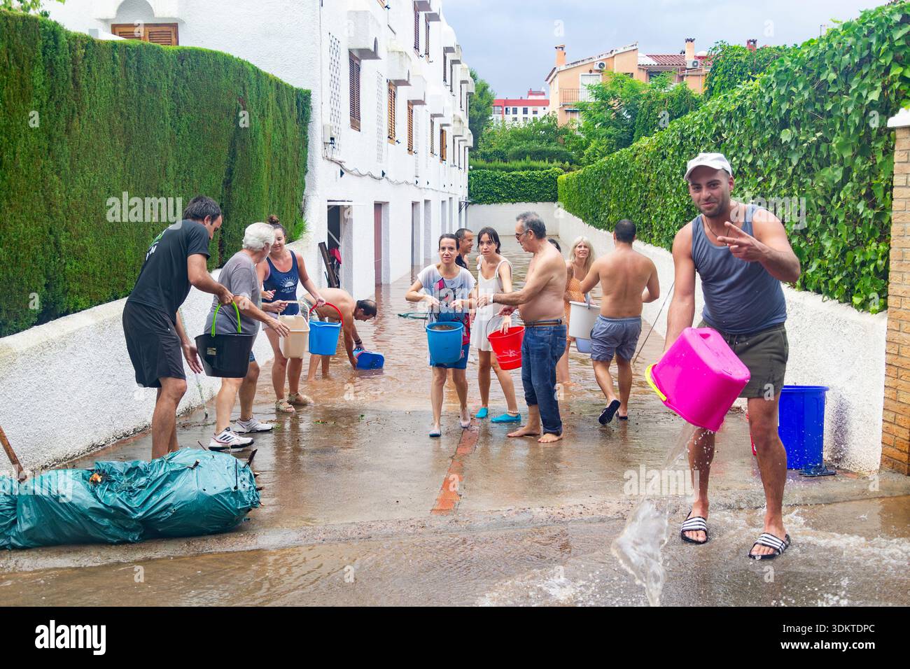 Strade urbane inondate di acqua che trabocca dagli scarichi quando le persone liberano le acque alluvionali e i veicoli si spostano attraverso le aree colpite dopo una pioggia intensa. Spagna. Foto Stock