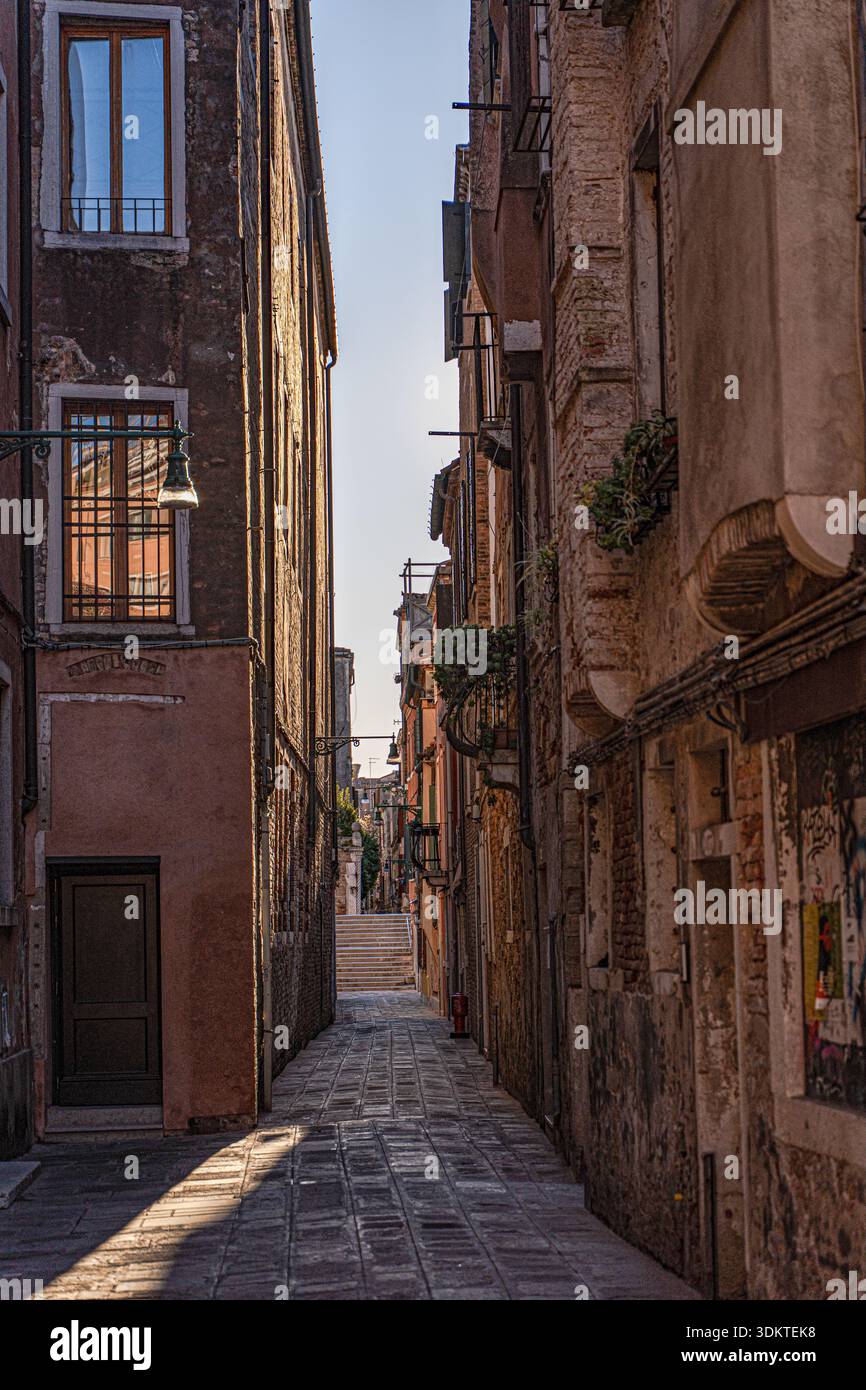 Stradina di Venezia in inverno al mattino Foto Stock