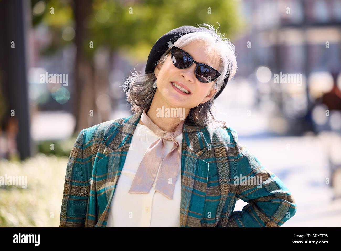 Ritratto di una donna anziana alla moda in città Foto Stock