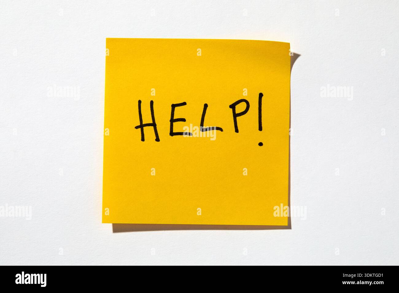 Aiuto scritto su un post giallo Foto Stock