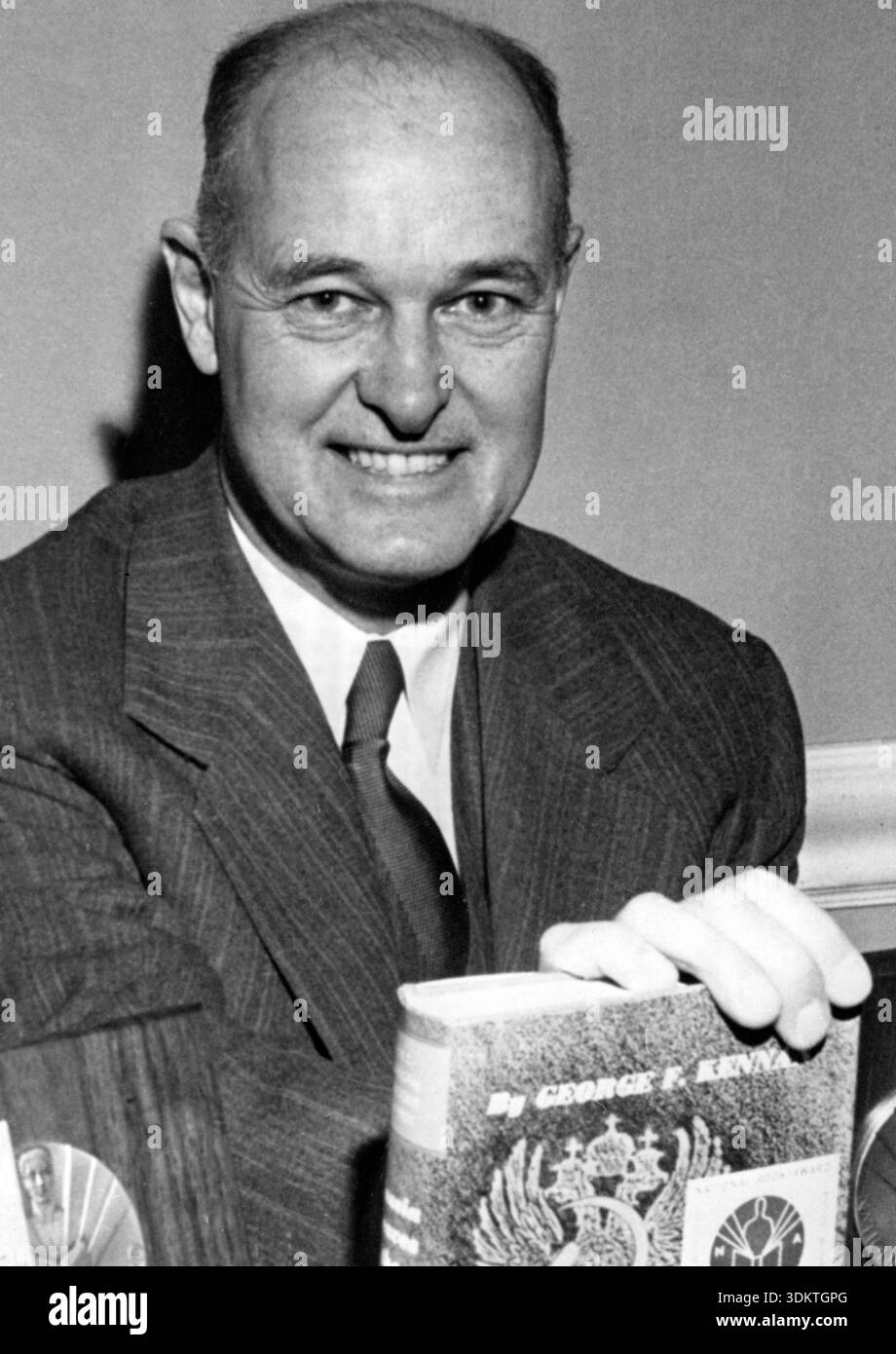 George F. Kennan in occasione della cerimonia del "National Book Award 1956". [traduzione automatizzata] Foto Stock