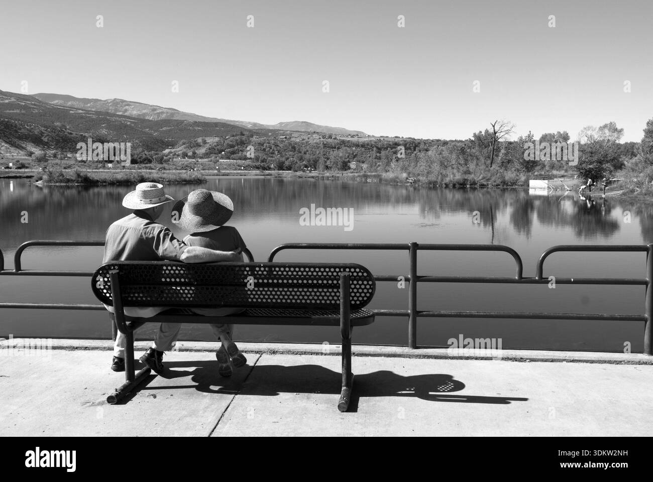 Coppia che si rilassa sulla panchina mentre si gode il panorama al Rifle Park, Colorado, Stati Uniti. Foto Stock