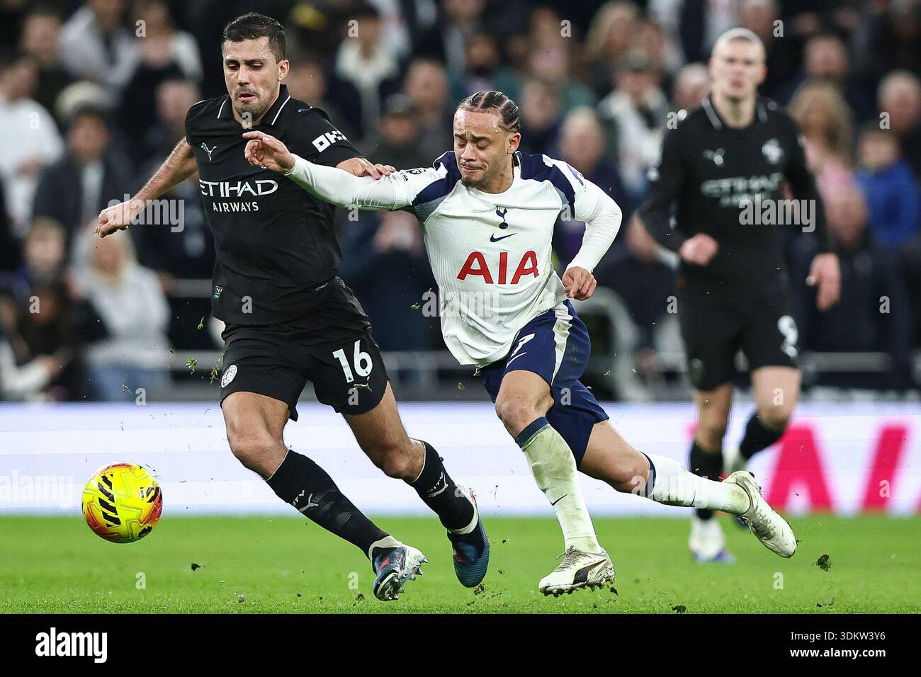 Rodri del Manchester City sfida Xavi Simons del Tottenham Hotspur durante la partita Tottenham Hotspur contro Manchester City Premier League allo stadio Tottenham Hotspur di Londra, Inghilterra il 1° febbraio 2026 credito: Ian Stephen/Every Second Media Credit: Every Second Media/Alamy Live News Foto Stock