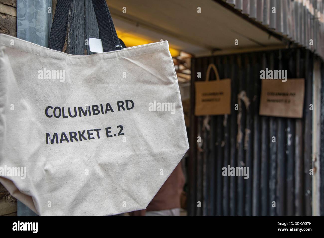 LONDRA, Regno Unito - 28 LUGLIO 2019: Borsa per la spesa turistica presso il Columbia Road Market Foto Stock