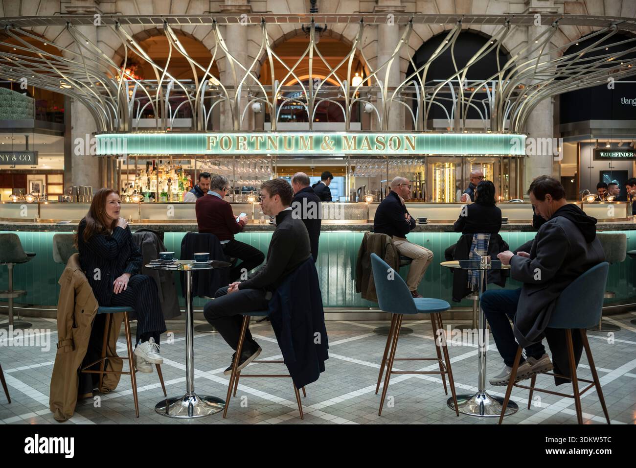 Il ristorante Fortnum & Mason si trova all'interno del Royal Exchange nel cuore della City di Londra, dove commercianti e broker si godono l'ora di pranzo, in Inghilterra. Foto Stock