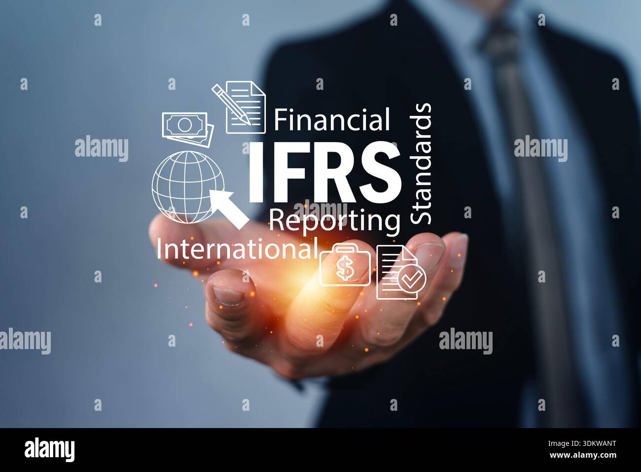 Uomo d'affari che presenta il testo IFRS con icone della finanza globale e una mano brillante. Concetto di principi contabili internazionali, rendicontazione finanziaria, compl Foto Stock