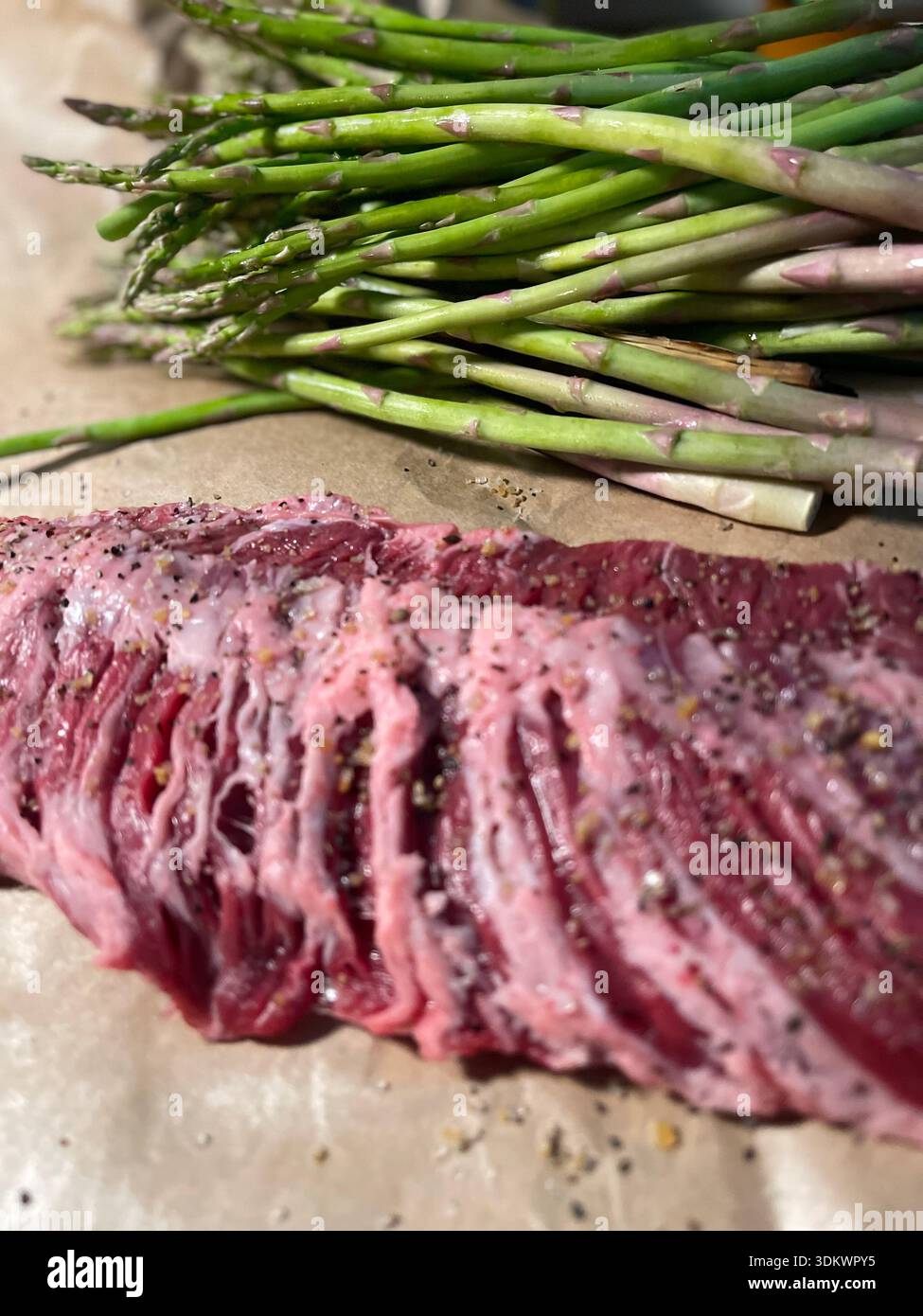 bistecca di gonna e asparagi Foto Stock