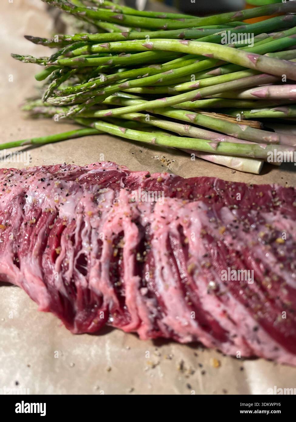bistecca di gonna e asparagi Foto Stock
