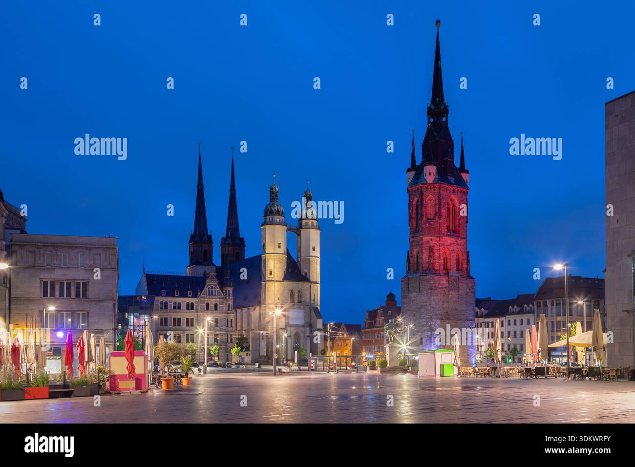 Halle (Saale), Germania - veduta di piazza Marktplatz con torre Roter Turm e chiesa Marktkirche al tramonto Foto Stock