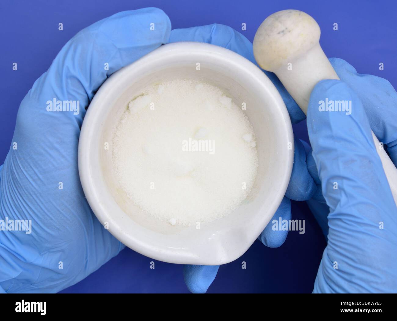 Il nitrato di sodio è il composto chimico con la formula NaNO3 Foto Stock