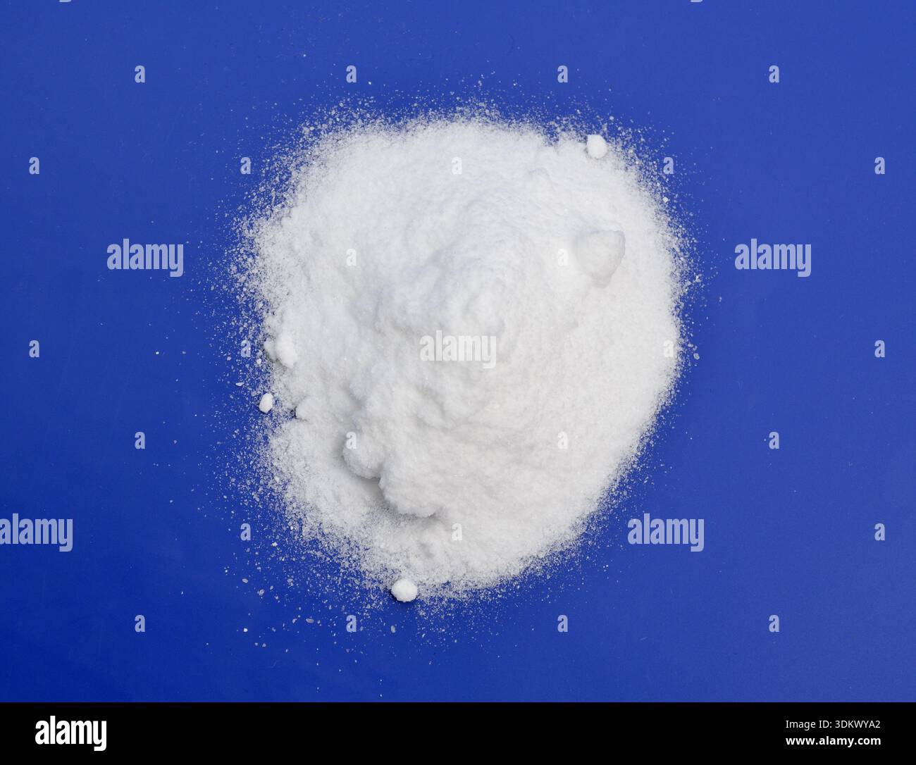 Il cloruro di bario è un composto inorganico con la formula BaCl2 Foto Stock